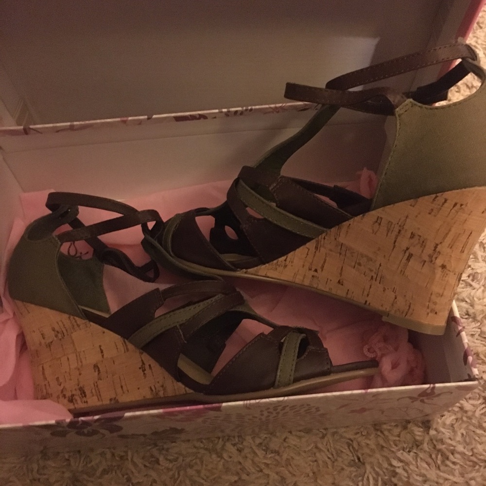 NIB shoedazzle wedge sandals